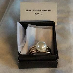 Avon Regal Empire ring set in Gold